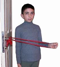 Omuz egzersizleri Elastik bandı kapı koluna sıkıca bağlayın. Kapıya yan durun ve bandı sıkıca tutarak, dirseğinizi bükmeden kolunuzu önden yukarıya kaldırarak bandı kuvvetlice çekin.