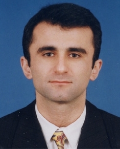 Prof. Dr. Mustafa Taşlıyan (BA., MBA., PhD.) 2 Temmuz 1970 tarihinde Karabük te dünyaya geldi. İlkokulu 1976-81 yılları ve ortaokulu 1981-1984 yılları arasında Karabük te tamamladı.