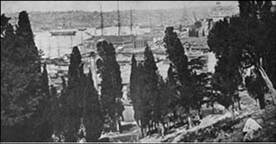 Bir Kartpostalda, Yirminci yüzyıl başlarına doğru, Şişhane deki mezarlıktan arta kalanlar.