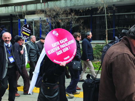 Bu sapmada yine 3 milyon 756 bin megavat saatlik hedefin üzerindeki kayıp ve kaçak tüketimiyle ya da yüzde 76.4 lük payla Dicle Bölgesi başı çekiyor. Sapmada yüzde 11.