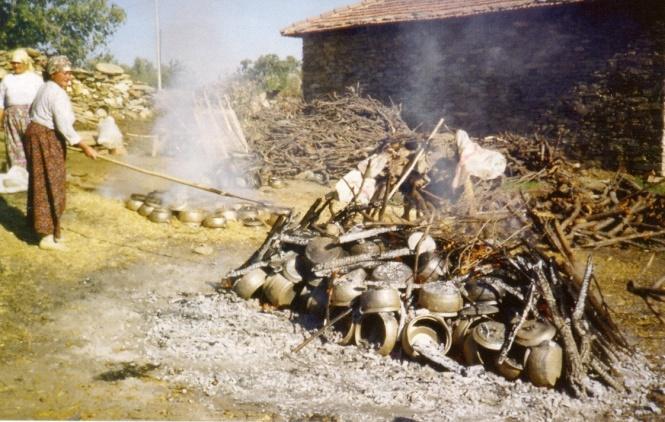 Kuruma aşaması tamamlanıncaya kadar, üretilen her yeni kabın hemen altında bulunan kalıp parçasıyla birlikte kalması gerekmektedir. Bu nedenle, her ailenin çok sayıda kalıbı bulunur.