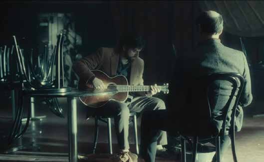 INSIDE LLEWYN DAVIS sına karşın işleri bir türlü yoluna giremez. Ancak bu melankolik atmosfer bize seyri ve dinlemesi leziz bir zaman aralığı yaşatır.