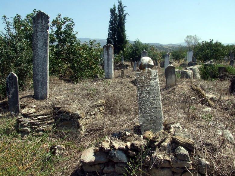 Bozdoğan-Yazıkent Beldesi Mezarlığı Süslemeli Kadın Mezar