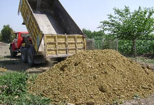 karar verildikten sonra stabilize dolgu malzemesi deney sahasına getirilerek istiflenmiştir (Şekil 2). Şekil 2.