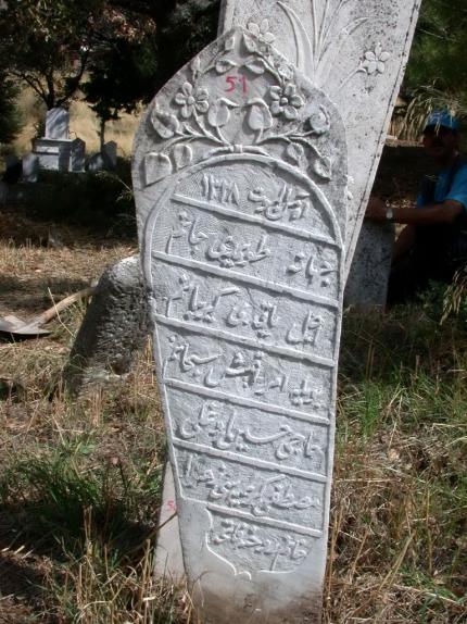 Yelki (İzmir/Güzelbahçe) Mezarlığı Fot.3,4- Yelki Mezarlığı. Erkek mezar taşlarından örnekler.