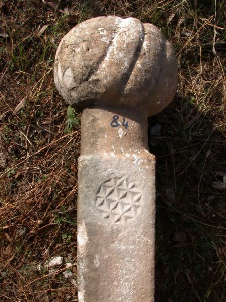 Sedat Bayrakal-Ertan Daş Fot.7,8- Yelki Mezarlığı. Kadın mezar taşlarında bitkisel süslemeler.