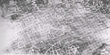 2.1.1.4 Seradina daki kaya üzerine kazıma harita Tarih Öncesi Çağ haritalarının ilginç örneklerindendir. Kaya üzerine kazınarak yapılmış olan harita 45 90 cm boyutundadır.