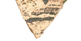 106 Tanım: Bir skyphosa ait ağız ve gövde parçasıdır. Üzerinde bir kısmı görünen lotos ve rozet yer alır. Tüm dış yüzey firnislidir. Tarihleme: M.ö. 575-550 Kat. No. 101. Skyphos parçası.