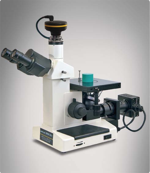 UPM 902 Üstten Aydınlatmalı Metalurjik Mikroskop Sipariş No : 60 04 Kafa : Trinoküler, 30 eğimli, 360 döner. Oküler : WF10X/22mm. Mercek Yeri : 5-konumlu, ters çevrilmiş. Objektifler : 5x/0.15, 10x/0.