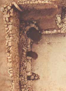 KÜLTÜR I SANAT kullanılan bazalt çanaklar ve çakmaktaşı ve cam kayadan oluşan binlerce taş alet bulunmuştur.