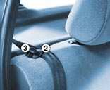 Konfor - 91 ARKA KOLTUKLAR Arka koltukları katlamak için: - 1 nolu minderin önünü kaldırınız, - 1 nolu minderi ön koltuklara doğru deviriniz, - kemeri, 2 nolu kayış geçişinin altına konumlandırınız,