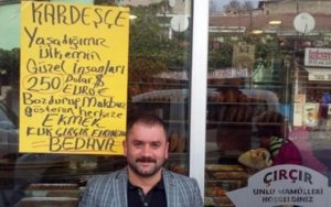 Eyüp te Ücretsiz Ekmek DOLAR BOZDURANA BEDAVA TRAŞ Iğdırlı kuaför İhsan Salman, en az 250 dolarını Türk Lirasına çeviren herkese ücretsiz saç sakal tıraşı yapmak için kampanya başlattı.