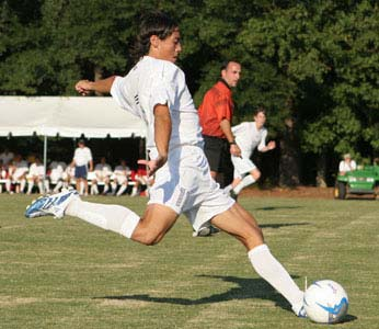 Örnek 1 Aşağıda bir futbolcunun topa vurmadan hemen önceki bacak hareketi verilmektedir. Bu sporcunun topa vurmadan önceki anda ayağının çizgisel hızı ne kadardır? (t = 0.