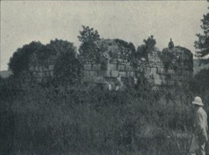 34 Fotoğraf 4.7. F. W. Hasluck un Altıgen Kule Fotoğrafı Kentin ilk olarak güneybatı sur kısımları anlatılmıştır. A. E. Henderson tarafından bu kısımdaki bazı yapıların özellikleri aktarılmıştır.