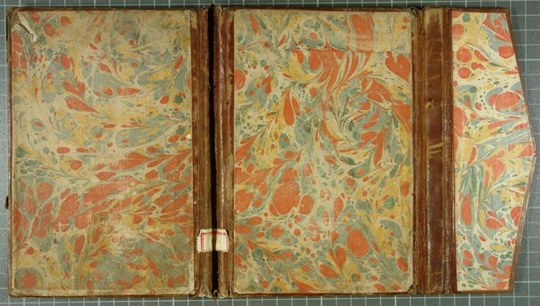 16. yüzyıla ait olan ve Fotoğraf 2 de yer alan cilt örneğinin zemin kısmı kızıl kahve renkli meşin deri ile oluşturulmuş ve cildin alt kapak, üst kapak ve miklep bölümleri; battal ebru tekniğinin