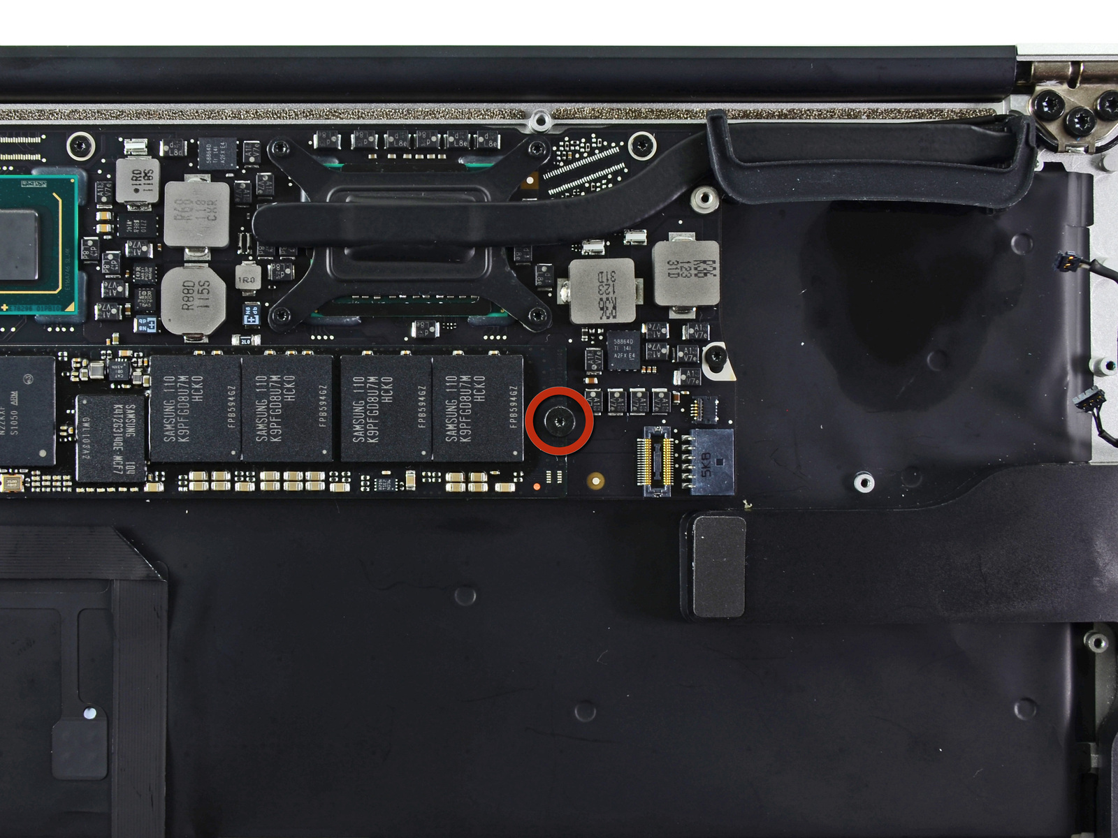 MacBook Air 13 "Mid 2011 Büyük Harf Değiştirme Adım 24 Yavaşça de rota yuvasından anten kablolarının mantık tahta içine