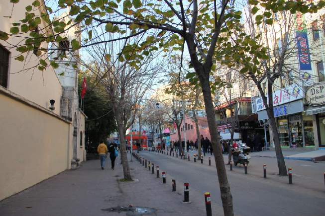 Resim 2. Ebuziyya Caddesi nden Kiliselere doğru bakış Bakırköy e İlk Defa Gelmiş Bir Mimarlık Öğrencisinin Gözünden: (2016, Temmuz.