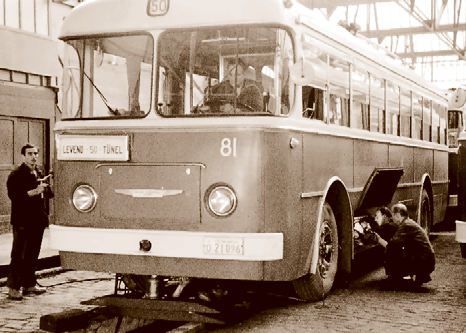 Şişli Troleybüs Garajı ve atölyesi 81 kapı numaralı 1962 model Ansaldo San Giorgio marka troleybüs, Şişli Garajı nın mozaik parke döşeli bakım ünitesinde periyodik kontrollerinden birinde.