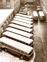 Uzun Büssingler teslim alınıyor Kar-kış demeden çalışan İETT Otobüsler için Yugoslav Hükümeti Vize Verdi Almanya dan satın alınan otobüslerin karayolu ile getirilebilmeleri için Yugoslav hükümeti