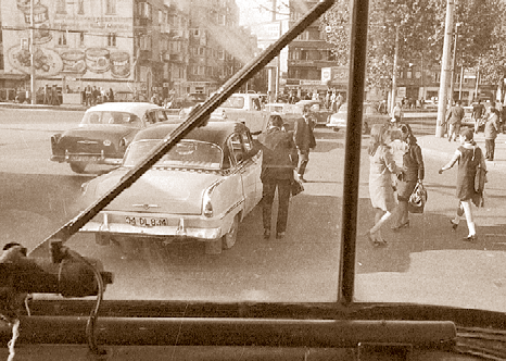 Troleybüsün ön camından hayata bakış Ansaldo marka bir troleybüsün içi, Taksim peronlarından henüz hareket edilmiş, sol kolda yolun başını tutmakta olan Ayyıldız apartmanının önünden dolanılarak