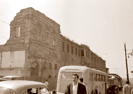 1957-59 istimlâkleri Beyazıt-Laleli arasında Ordu Caddesi üzerinde yer alan Simkeş Hanı nın ön cephesinin tıraşlanarak yola katılması çalışmaları. Prof.
