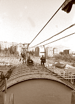 İstanbul un bilinmeyen ilk teleferik hattı Dolmabahçe Vadisi ni teleferikle geçen İstanbullular, bu ayrıcalıklı, kısa fakat keyifli seyahatin tadını çıkartarak etrafı seyrediyor.