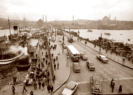 Üzerinde durak bulunan tek köprü: Galata 1958 yılı, Köprü üstünden geçerek Karaköy e gelmekte olan otobüs, 1957 model bir Skoda-RO 706. 30 numaralı Ortaköy-Aksaray hattında.