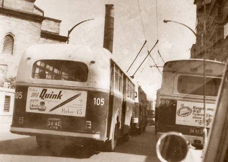 Çemberlitaş istikametinde trafik 1977, öğleden sonra 14:00 civarı. Çarşıkapı-Çemberlitaş-Türbe yolu daha bu saatlerde yükünü almış.