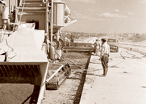 Bayrampaşa Deresi nin Vatan Caddesi ne dönüşümü 1958 senesinde, kentin en geniş yolunun, Vatan Caddesi nin inşa çalışmalarından bir kare.