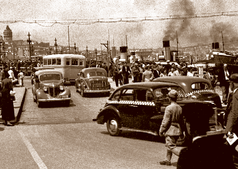 Süleymaniye-Maçka hususi otobüsü köprüde 1940 yılı, Galata Köprüsü nün Yeni Cami tarafındaki ayağı tadilatta.