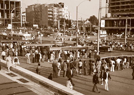 Otobüssüz yıllar ve Taksim Meydanı Yoğun kalabalık, fotoğrafın hafta içi, mesai saati çıkışında çekildiğini gösteriyor.