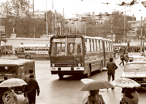 İstanbul körüklü otobüslerle tanışıyor 1742 kapı numaralı, 4 kapılı Ikarus 280 model mafsallı (körüklü) otobüs ilk gün seferinde.