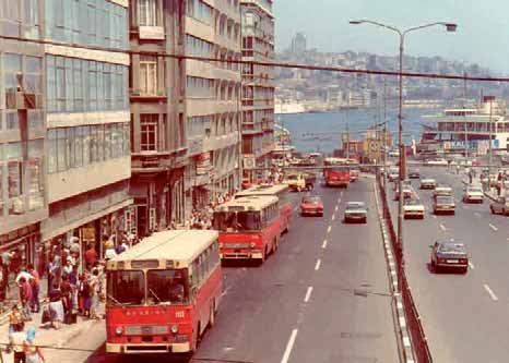 Sirkeci de Büssing U47.D ler 1985 yazı, Sirkeci yaya üstgeçidinden otobüs durağı ve Harem araba vapuru iskelesinin genel görünümü.
