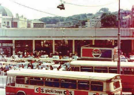 Sirkeci Gar Durağı 1985 de Sirkeci Garı önündeki transit durakta yolcu indirip bindiren iki Leyland.