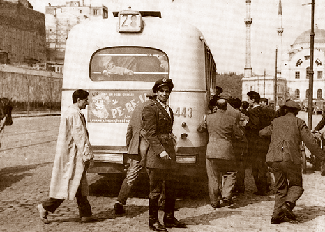 Kabataş durağında yolcu yoğunluğu 1957 model Skoda, 28 numaralı hatta, Fatih ten hareket etmiş, Beşiktaş a doğru gitmekte.