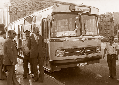 Biletçiler kalkıyor kumbaralı sisteme geçiliyor İETT İdaresi, 1970 lerin sonlarına doğru büyük bir değişim kararı alarak biletçisiz otobüs konusunda çalışmalara başladı.