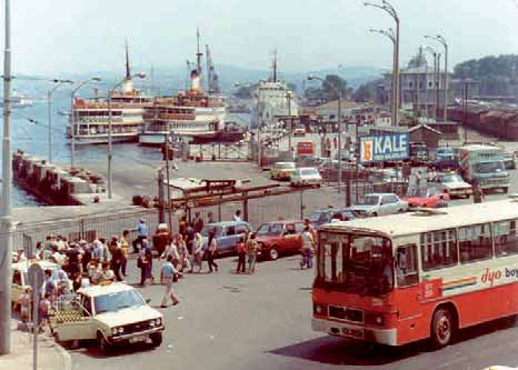 Bir sefer daha sona ermek üzere Sirkeci-Eminönü dört yol ağzı, 1985. Harem arabalı vapur iskelesinden kıvrılarak dönen 1983 model MAN SL-200, 32 numaralı Bayrampaşa-Eminönü hattında.