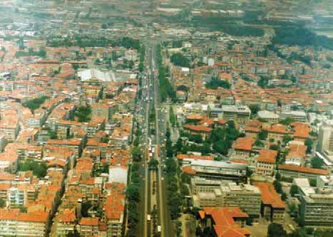 Aksaray-Topkapı tercihli yolu 1991 yılında helikopterden çekilen bu görüntüde, Çapa-Şehremini den Pazartekke-Topkapı ya doğru uzanan tercihli otobüs yolu görülüyor.