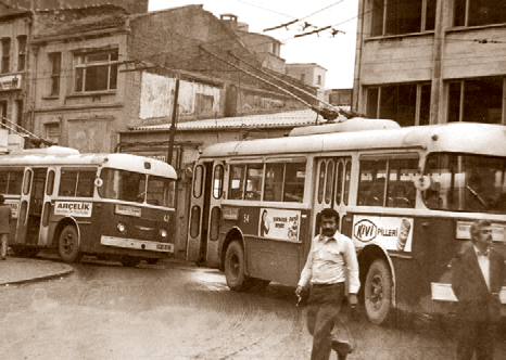 Sirkeci ye dönen Troleybüsler Topkapı ve Edirnekapı dan gelmekte olan 42 ve 54 kapı numaralı 1961 model Ansaldo San Giorgio marka troleybüsten ikisi, Eminönü rıhtım boyuna varmadan evvel Sirkeci Garı