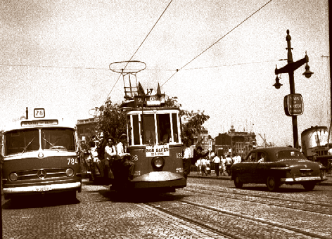 Şehre hüzünlü veda 128 bombe numaralı 1914 model ikinci mevki motris, Türk bayrakları ve defne dallarıyla süslenmiş halde Karaköy den Eminönü tarafına geçiyor.