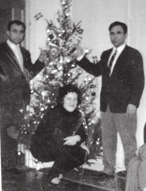 Yusuf Ulusoy (li milê rastê), terciman û kesekî din (1966) e. Ji gundê Celebê cara pêşîn wek mîsal Yusuf Ulusoy, Mustafa Sûtçû, Mehmet Suvakci û çend kesên din hatine Swêdê.