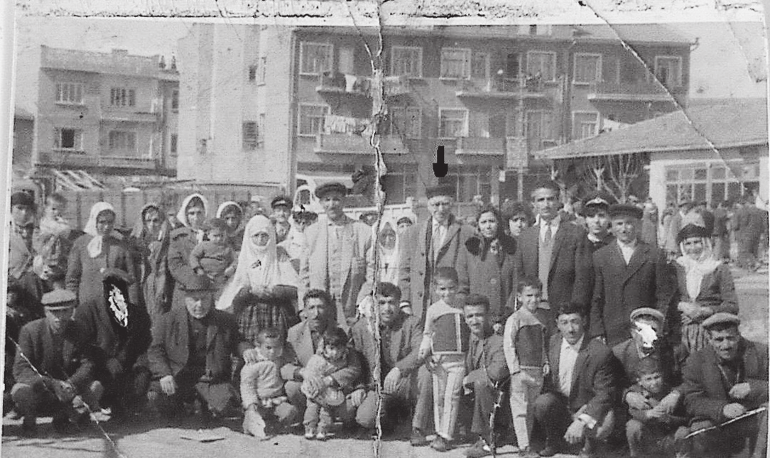 Okla işaretli olan şahıs Haydar Hoca dır. Fotoğraf 1965 te hacca giderken.