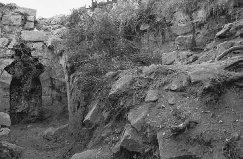 KAZI RAPORLARI EXCAVATION REPORTS Res. 5 İç Kale Köşk te bulunan tonozlu galeri Fig. 5 Vaulted gallery at the Citadel Kiosk Res. 6 İç Kale nin batı tarafındaki kazı alanı Fig.
