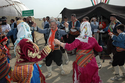 490 Türkiyat Araştırmaları Türkmenistan da Nisan 2008 de yapılan Uluslar arası Yayla Festivalinde Türkmen-Türk kardeş ülkeleri eski yaşam kültürünün değerli eşyalarından birisi