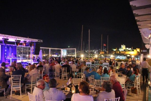 yaşıyoruz. Güzel okullarımız da açılıyor ama gönlümüzde bir Darüşşafaka da var. Ben hem Bodrum Belediye başkanı olarak, hem Kocadon Ailesi olarak buradan söz veriyorum; sonuna kadar arkanızdayım.