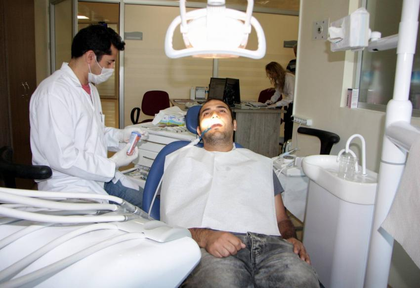 AĞIZ VE DİŞ SAĞLIĞI Ağız ve diş sağlığı bölümünden mezun olanlar diş polikliniklerinden diş hekiminin