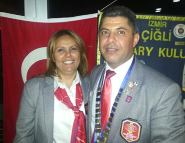 İZMİR-ÇİĞLİ ROTARY KULÜBÜ Bülten No: 942 2440 Bölge Guvernörü V Grup Guvernör Yardımcısı Çiiğli RK Dönem Başkanı TOLGA NASUH ARAN BAŞKAN MEKTUBU Sevgili Rotary Ailem, Dönemimizin 15 toplantısı için