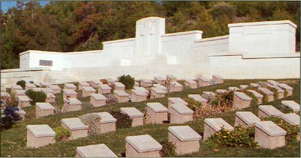 Küçük Arıburnu Mezarlığı (Beach Cemetery) Sahil yolundan ayrılan stabilize bir yol ile girilen mezarlık, muharebenin ilk gününden, geri çekilme gününe kadar geçen süre içinde ölülerin defnedilmesi