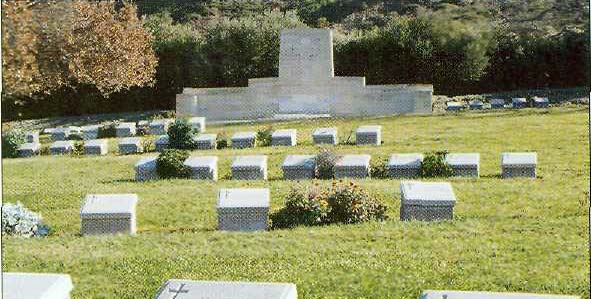 Plugge s Plateau Mezarlığı, düzlüğün kuzeybatısında, denize karşı yer almaktadır. 15 metreye 12,8 metre boyutlarındaki dikdörtgen mezarlık, 81 m² alanı kaplamaktadır ve en küçük Anzak mezarlığıdır.