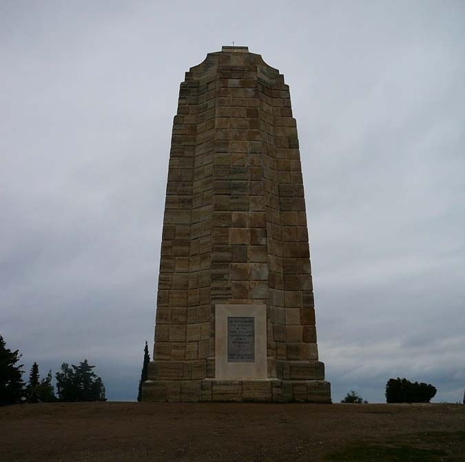 Yeni Zelanda Chunuk Bair Anıtı, ana anıtın 20 m doğusunda bulunmaktadır.